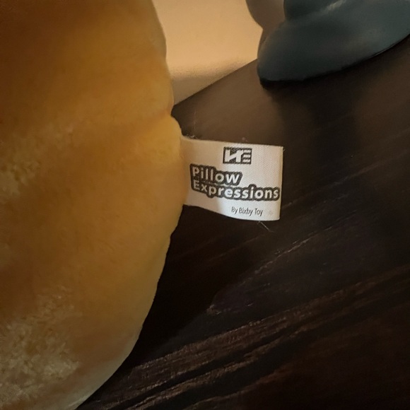 Blowing kiss emoji Stuffed plush - Picture 4 of 9